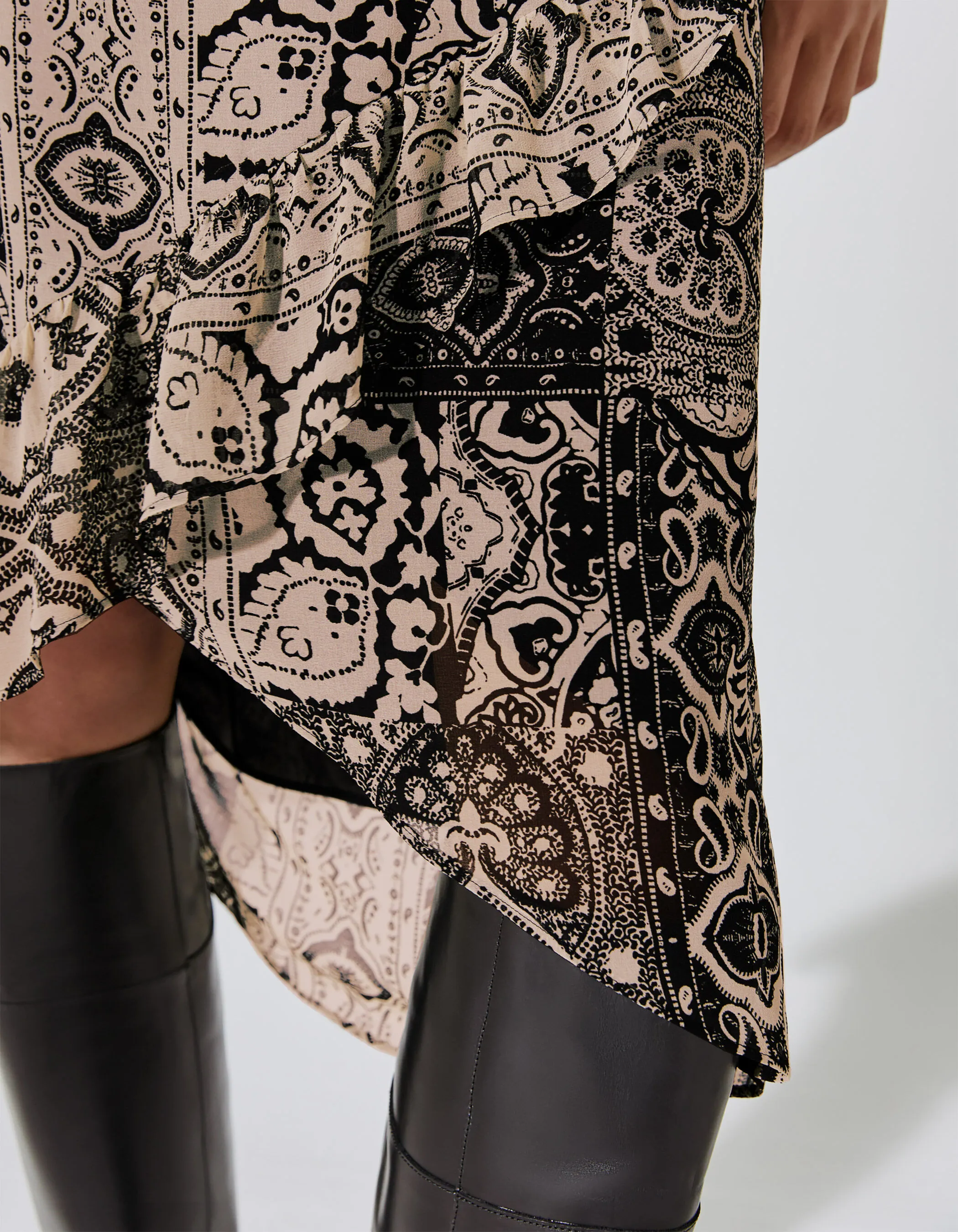 Asymmetric skirt with ruffle in printed scarf fabric for women.