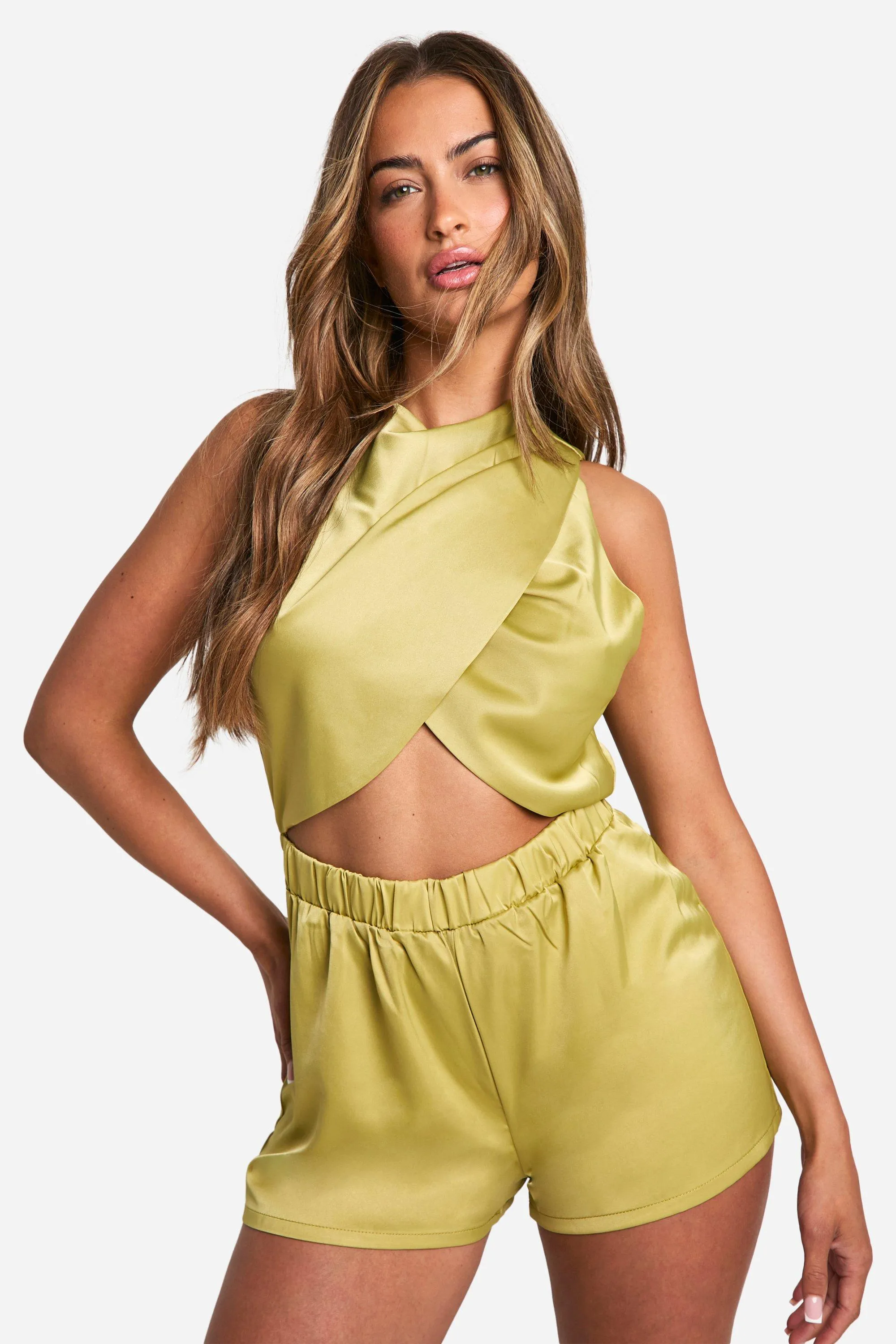 Combishort ample satiné à découpe
