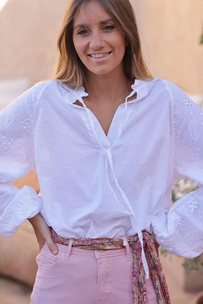 White tunic with ruffle collar, floral embroidery sleeves and cashmere.